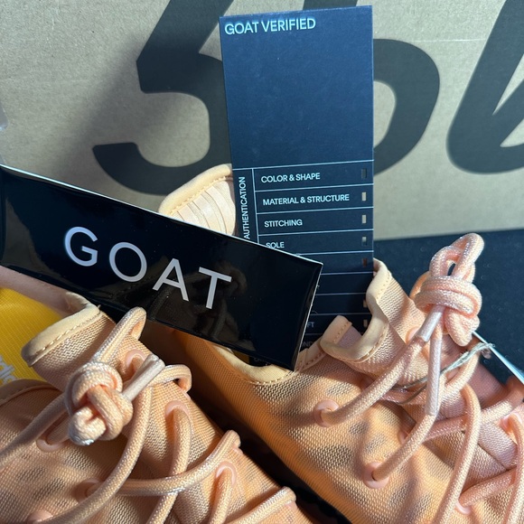Yeezy Boost 350 V2 Moncla Size 11 Men display picture 3